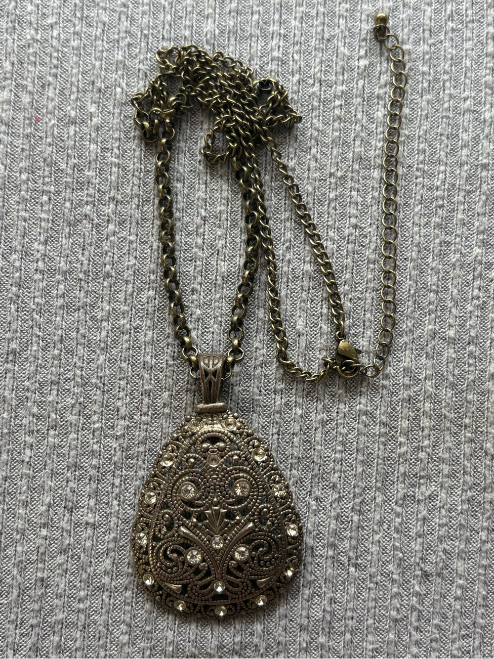 Vintage brass tone teardrop shaped intricate pendant chain necklace w rhinestone